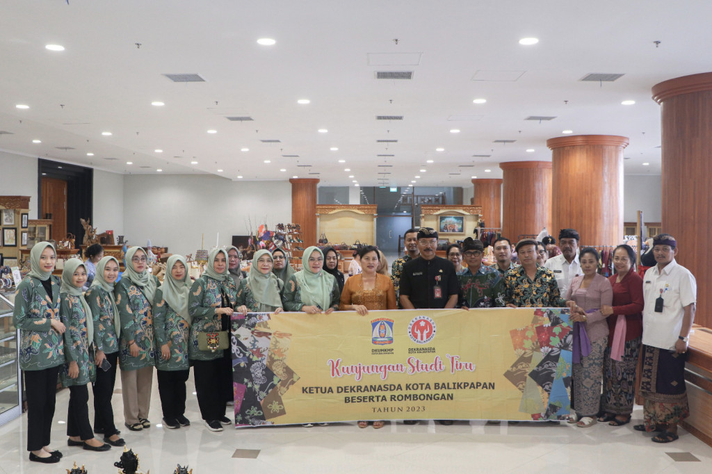 Ketua Dekranasda Badung Terima Kunja Kota Balikpapan